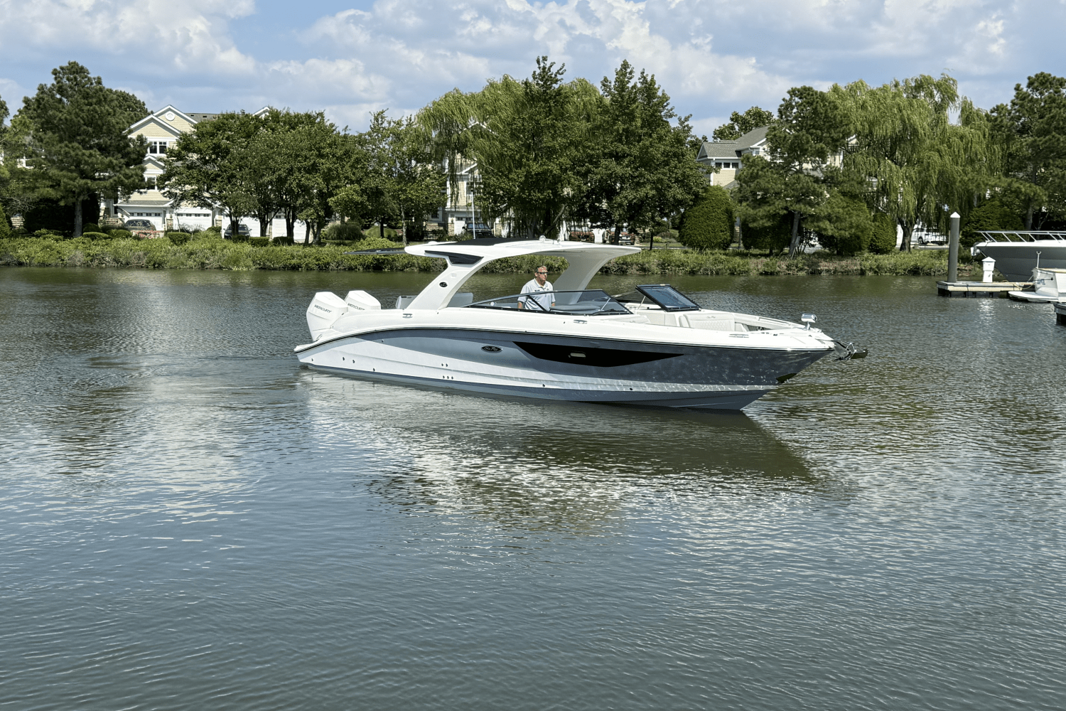 2025 Sea Ray SLX 350 Outboard