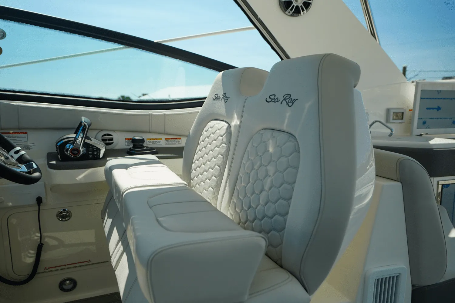 2025 Sea Ray Sundancer 320 Outboard Image Thumbnail #24