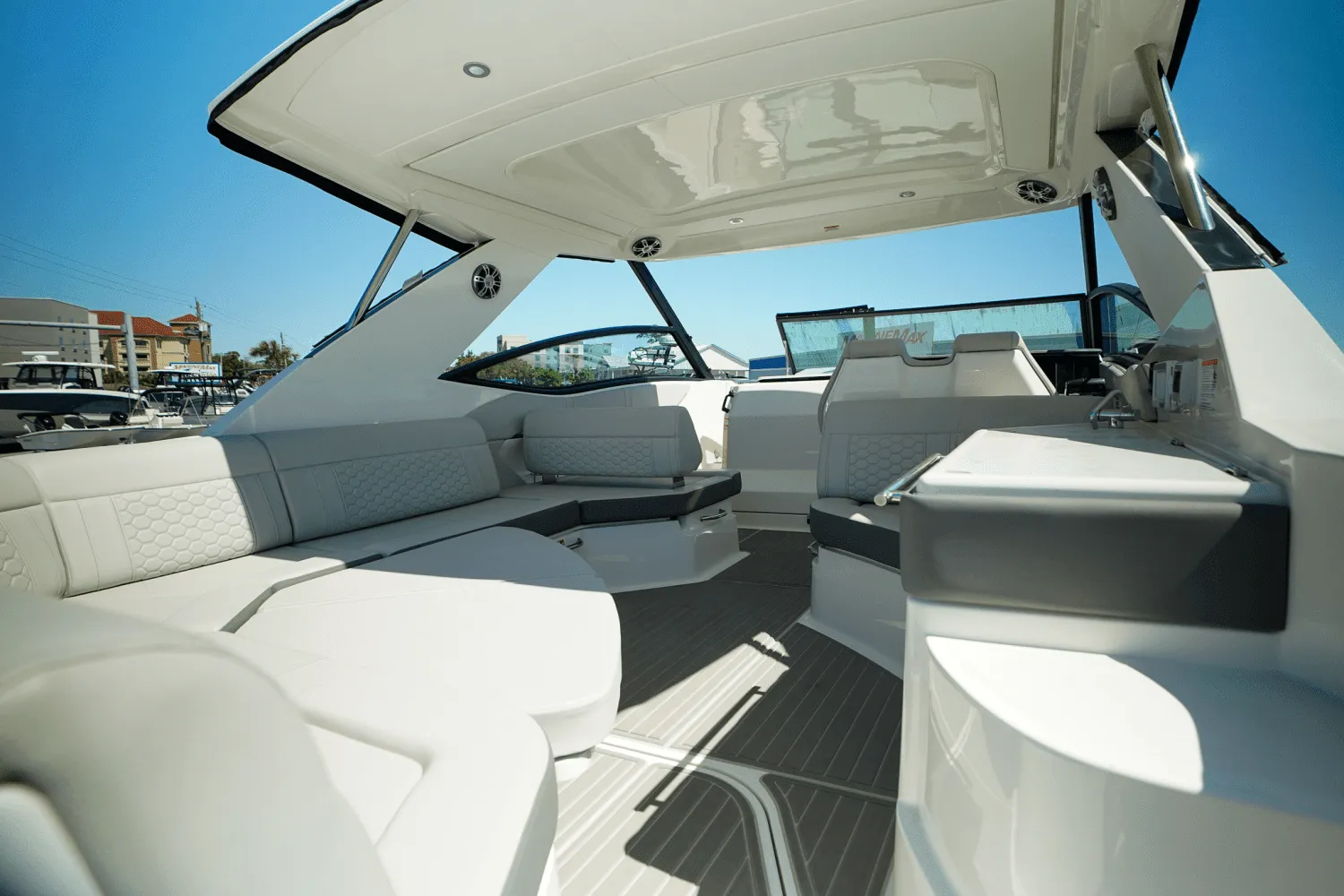 2025 Sea Ray Sundancer 320 Outboard Image Thumbnail #12