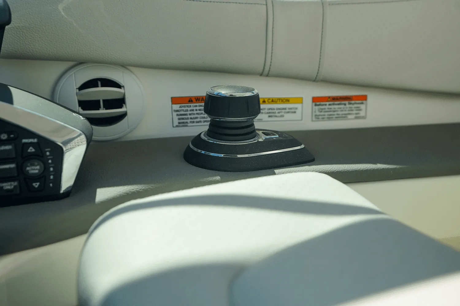 2025 Sea Ray Sundancer 320 Outboard Image Thumbnail #27