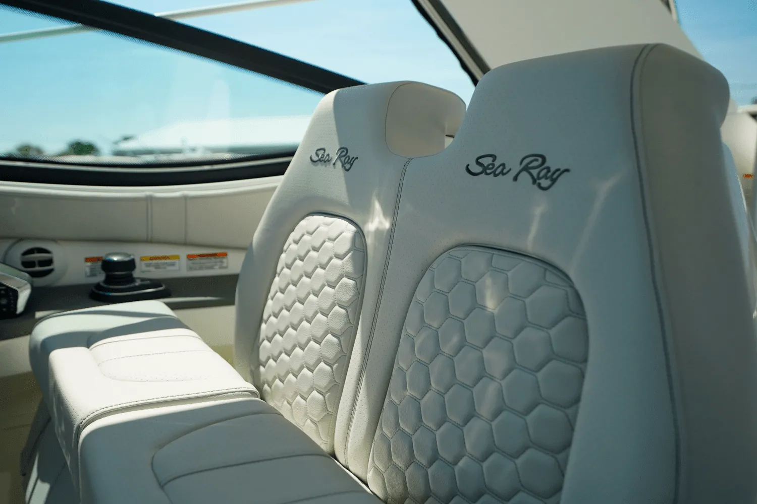 2025 Sea Ray Sundancer 320 Outboard Image Thumbnail #25