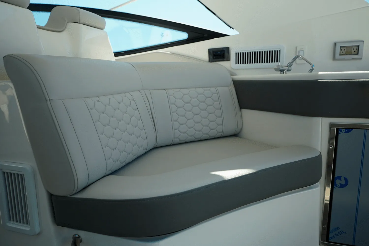 2025 Sea Ray Sundancer 320 Outboard Image Thumbnail #17
