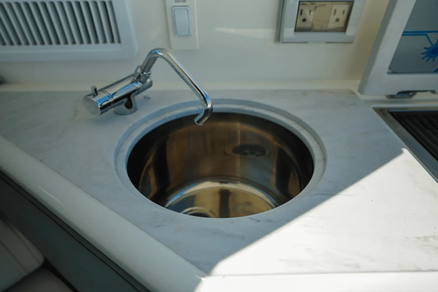 2025 Sea Ray Sundancer 320 Outboard Image Thumbnail #21