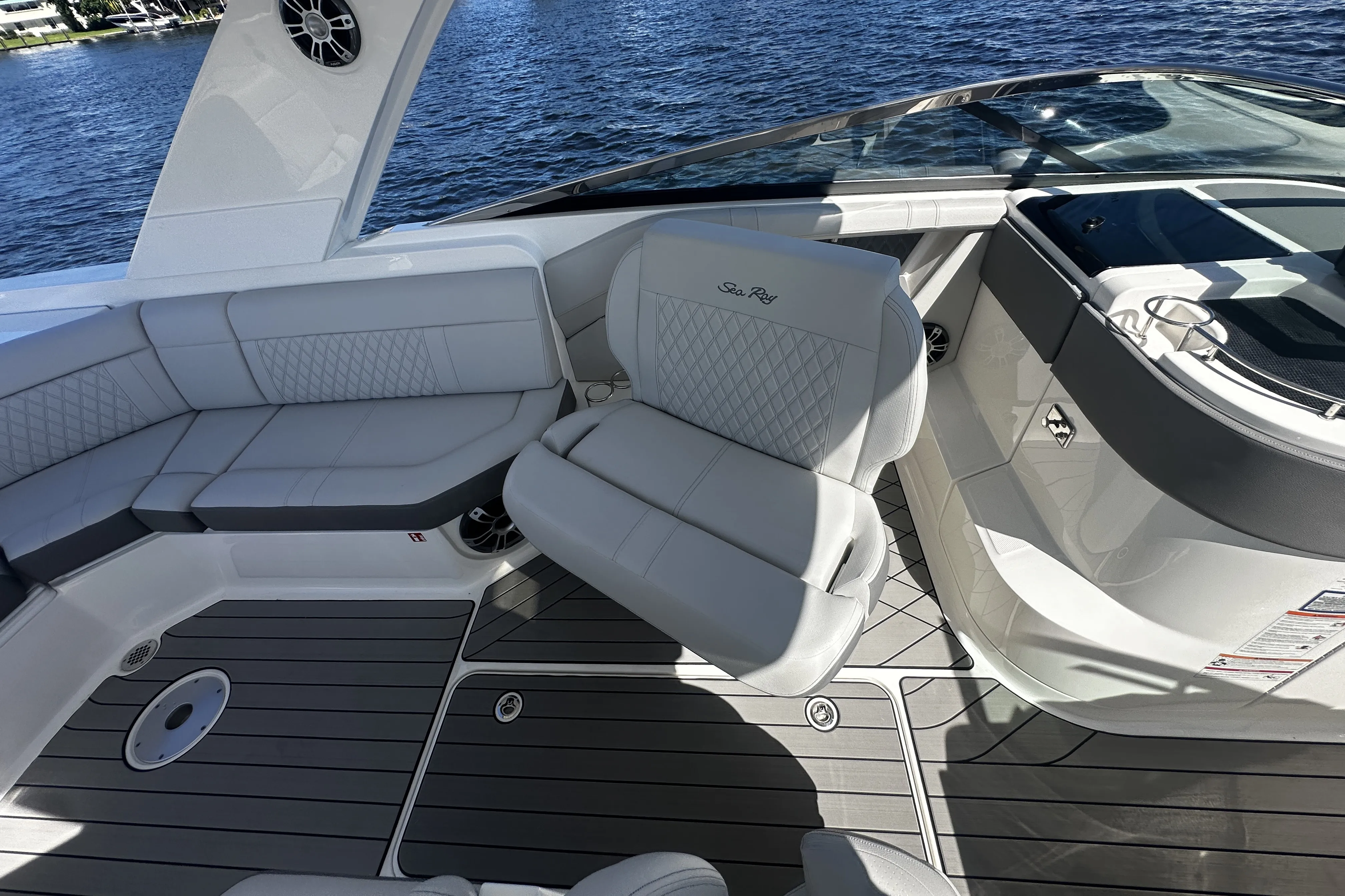 2026 Sea Ray SLX 310 Outboard Image Thumbnail #35
