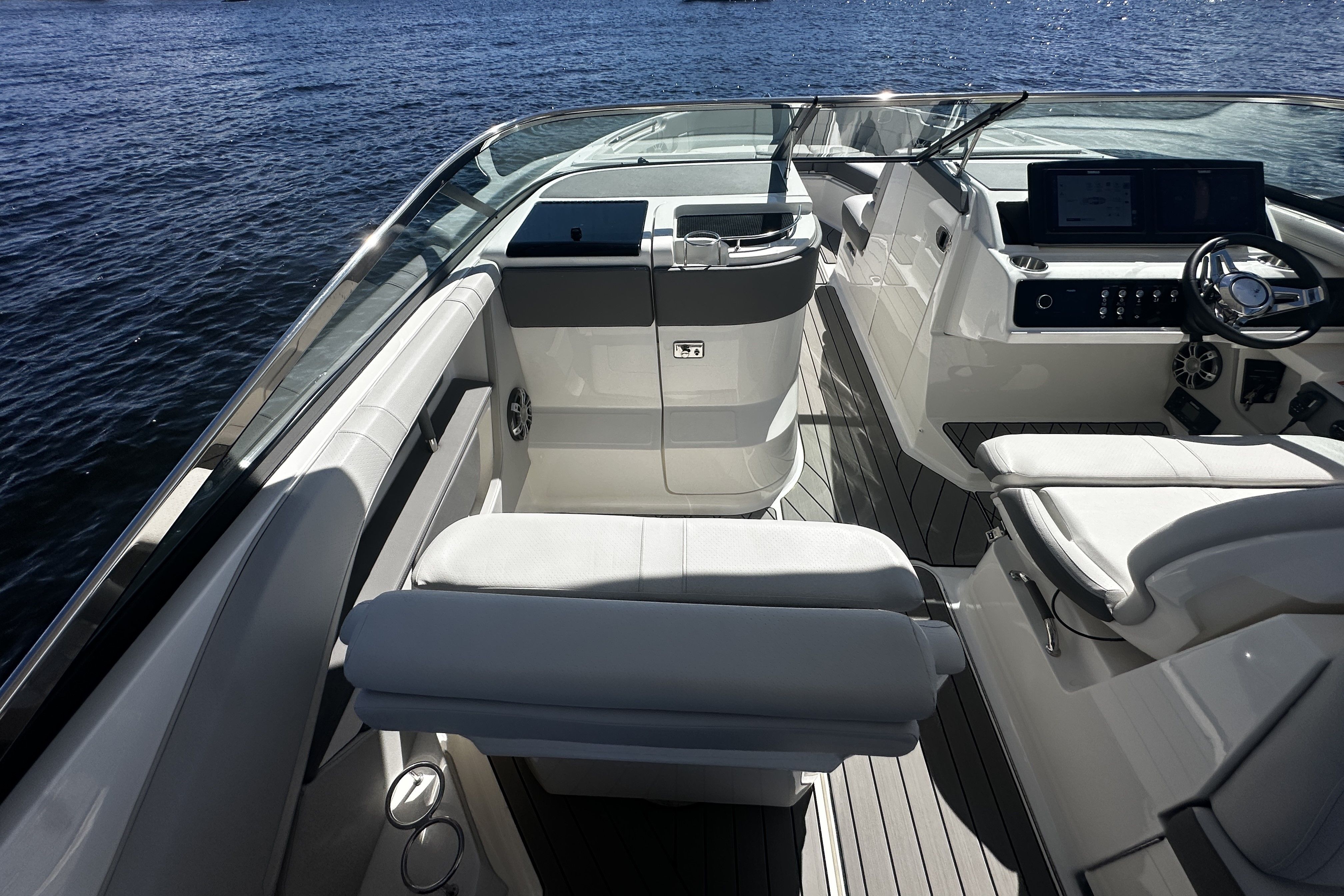 2026 Sea Ray SLX 310 Outboard Image Thumbnail #31