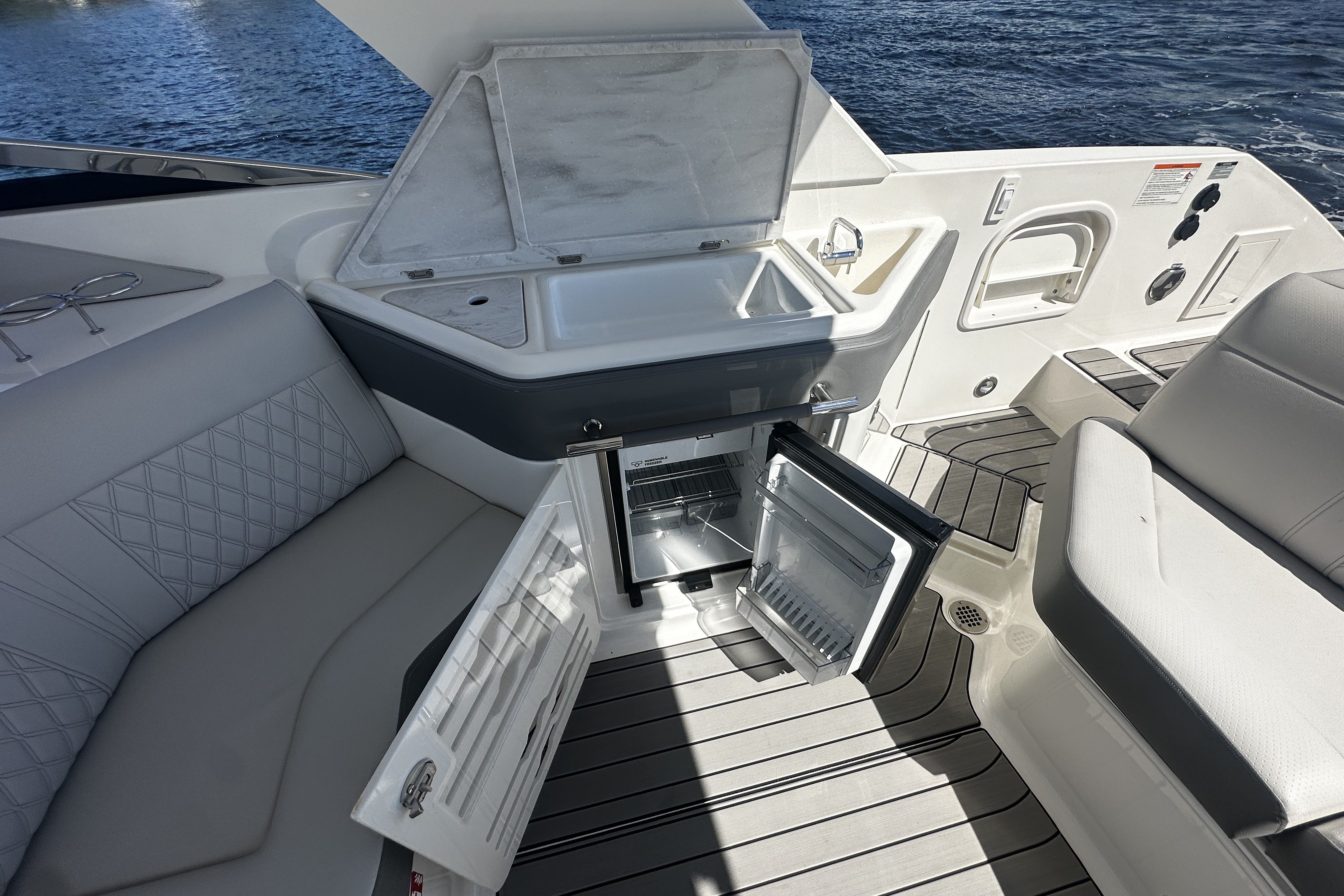 2026 Sea Ray SLX 310 Outboard Image Thumbnail #26