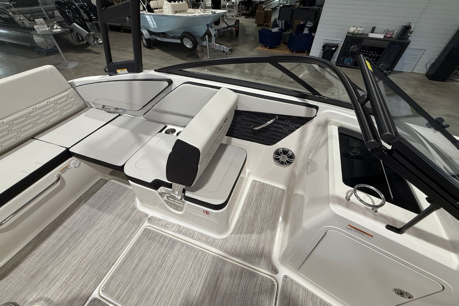 2025 Sea Ray SPX 210 Image Thumbnail #11