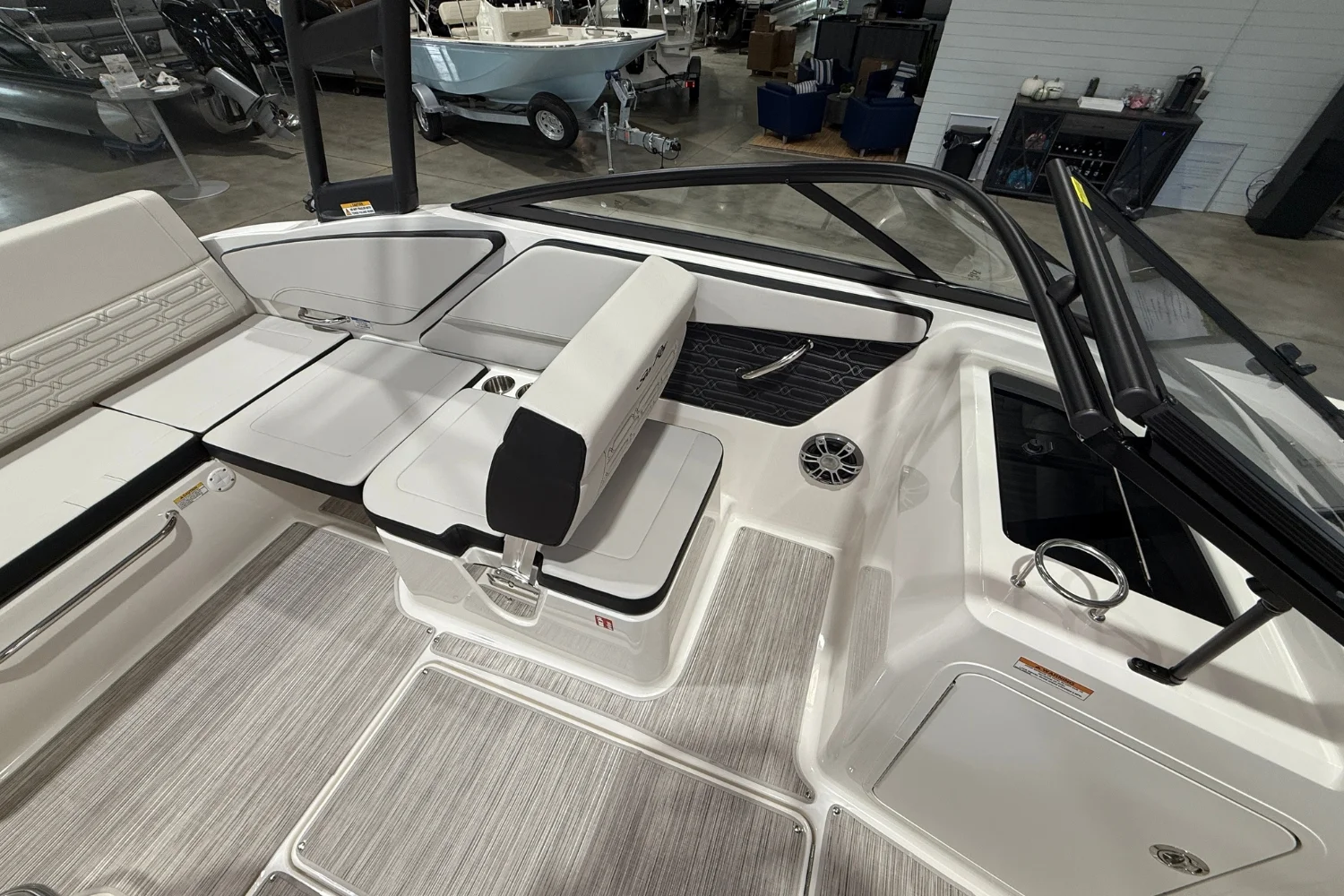 2025 Sea Ray SPX 210 Image Thumbnail #11