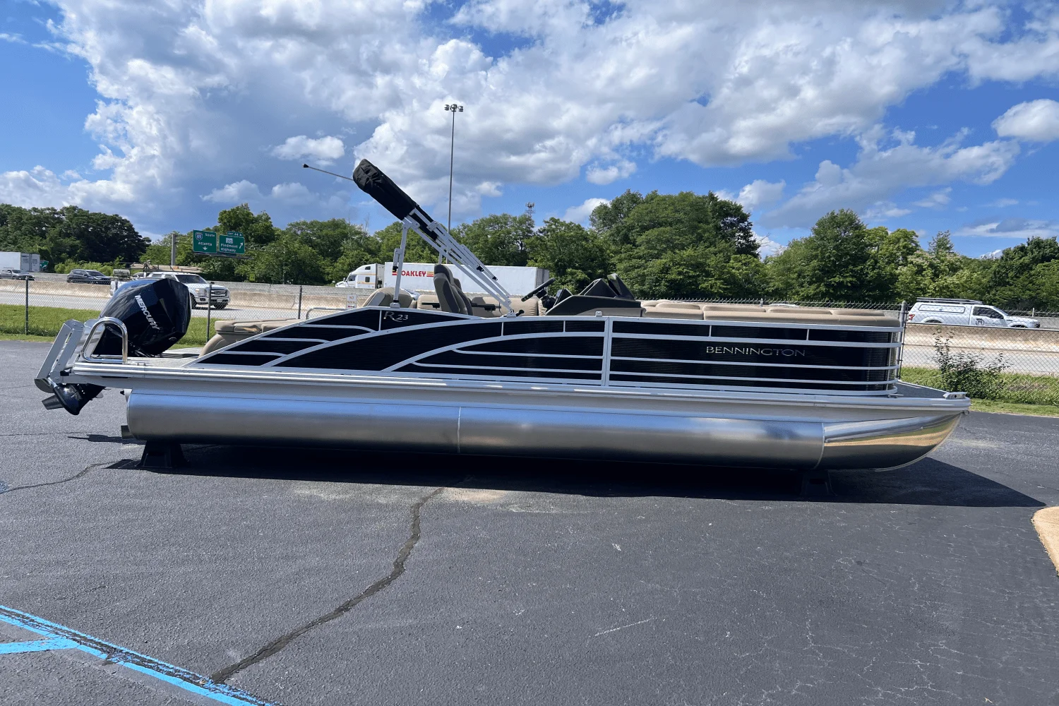 2025 Bennington 23R Image Thumbnail #3