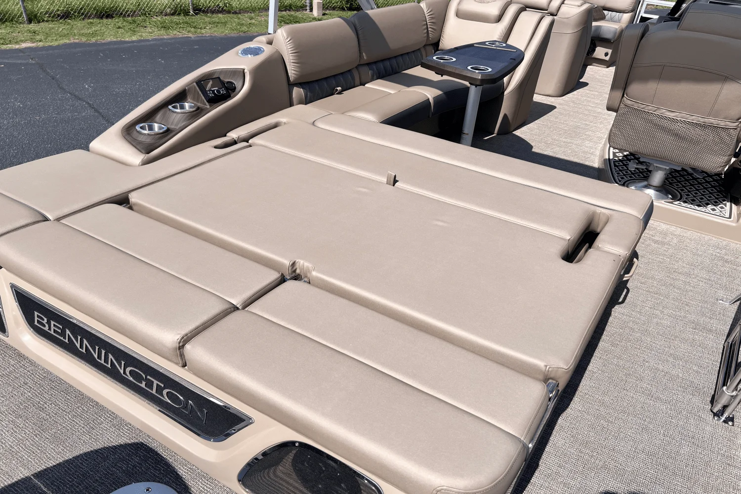 2025 Bennington 23R Image Thumbnail #9