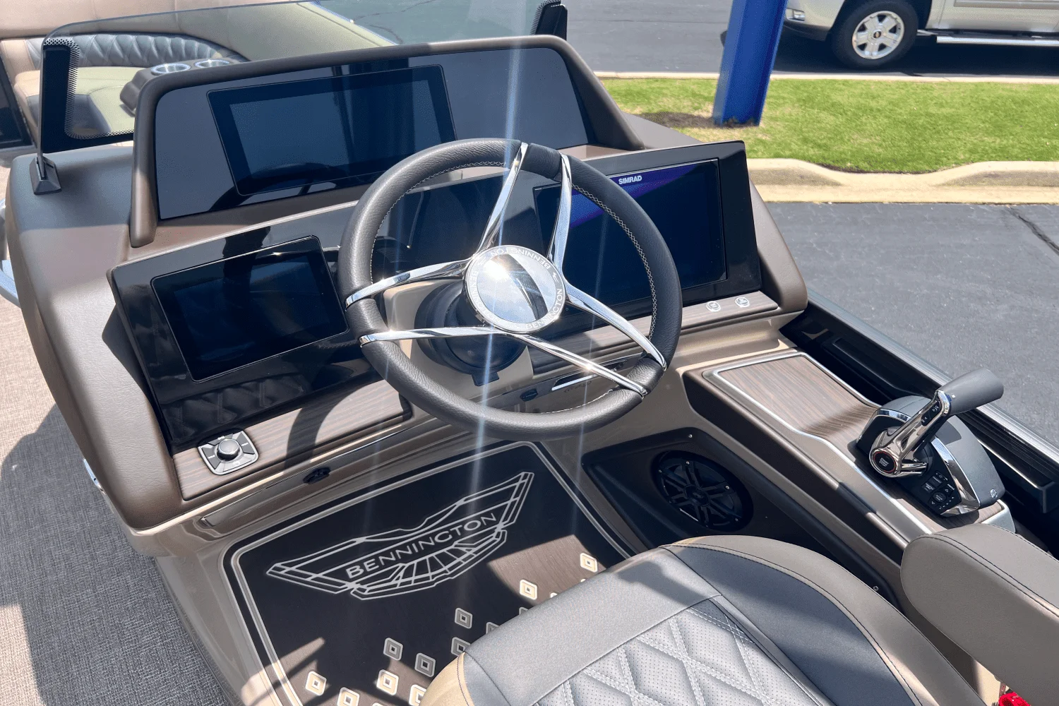 2025 Bennington 25QX Image Thumbnail #7