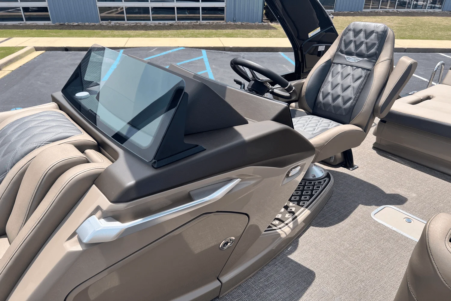 2025 Bennington 25QX Image Thumbnail #9