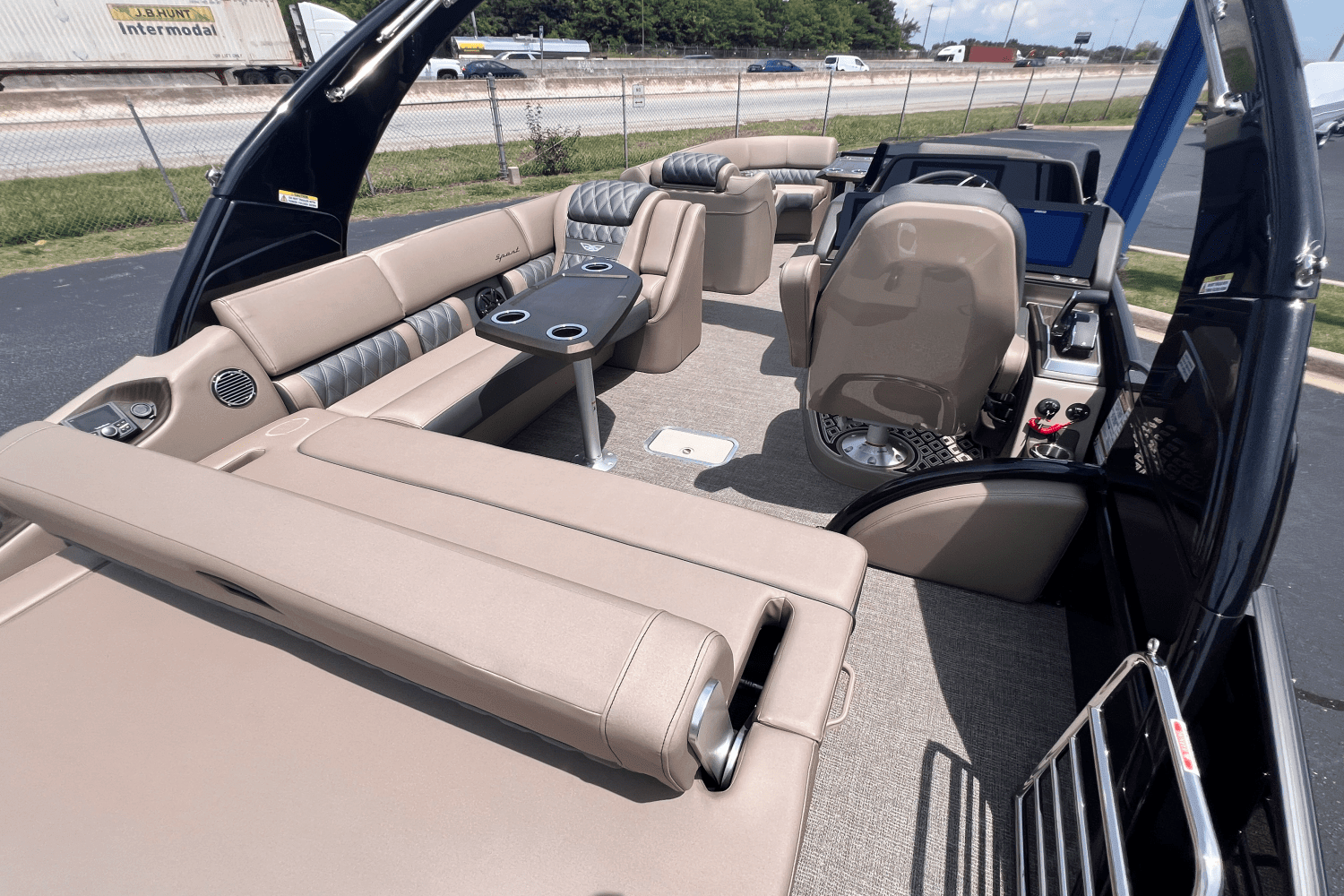 2025 Bennington 25QX Image Thumbnail #18