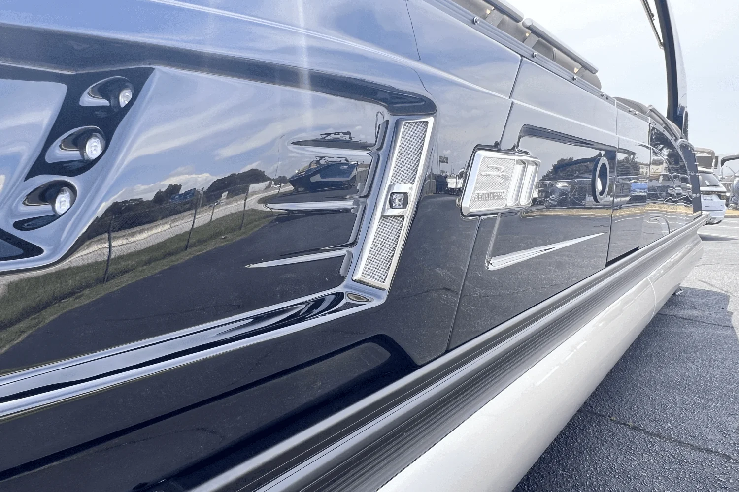 2025 Bennington 25QX Image Thumbnail #2