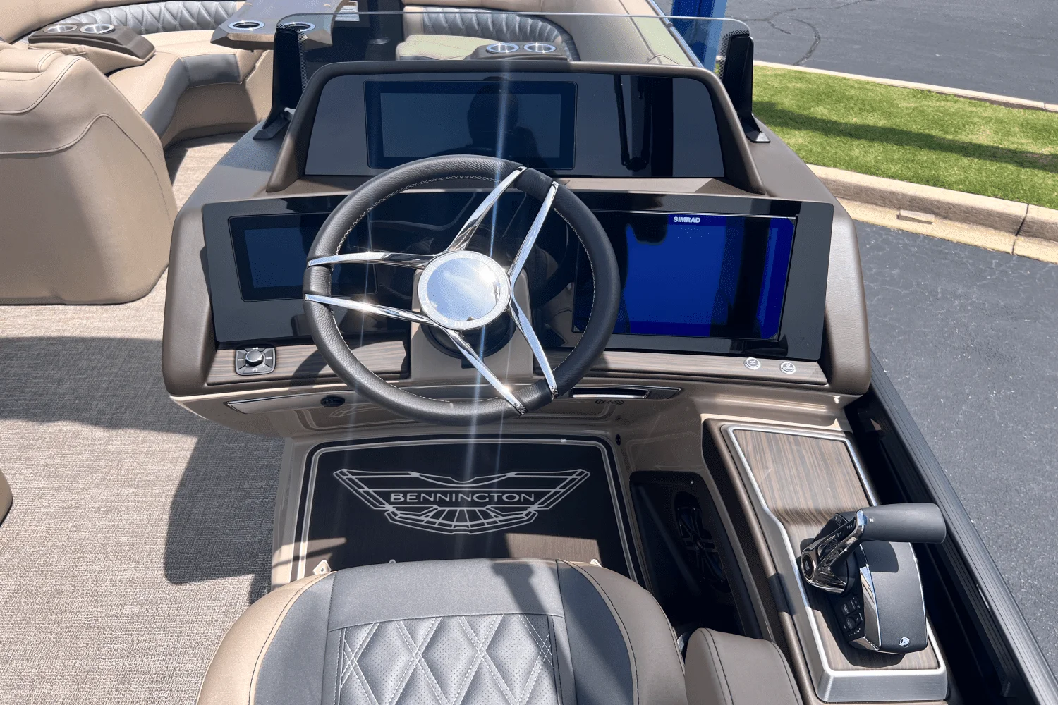 2025 Bennington 25QX Image Thumbnail #8