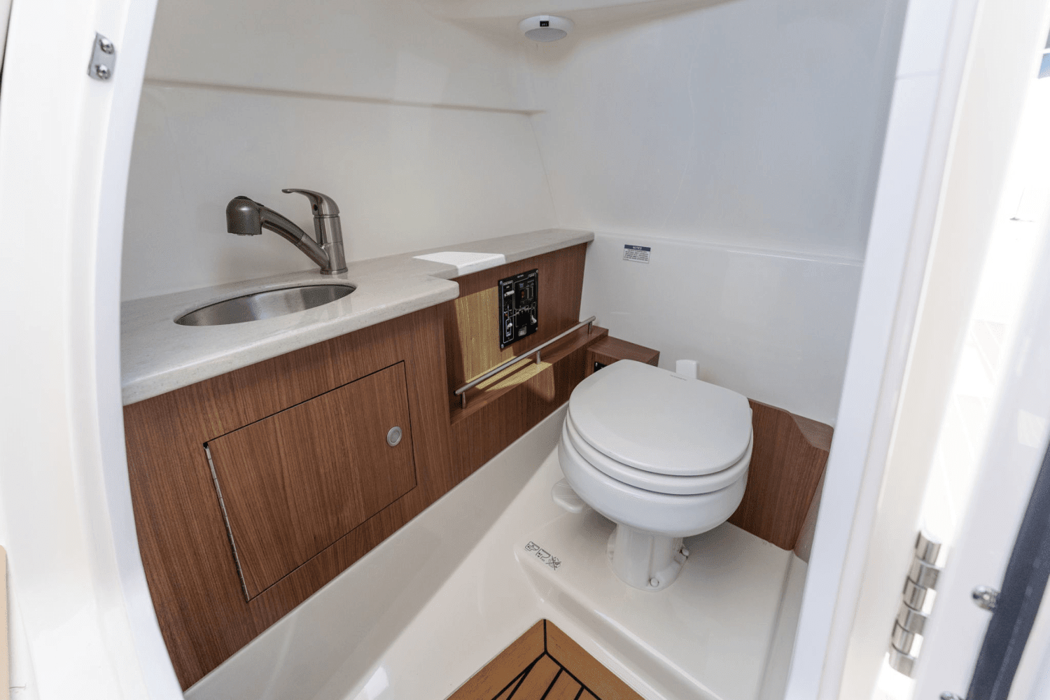 2018 Boston Whaler 270 VANTAGE Image Thumbnail #40