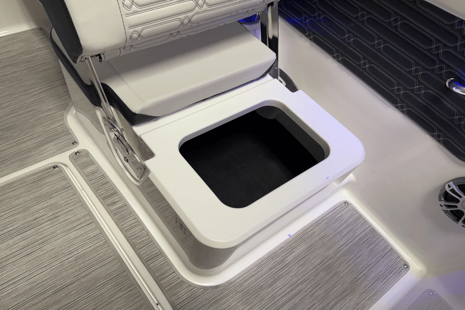 2025 Sea Ray SPX 210 Outboard Image Thumbnail #51