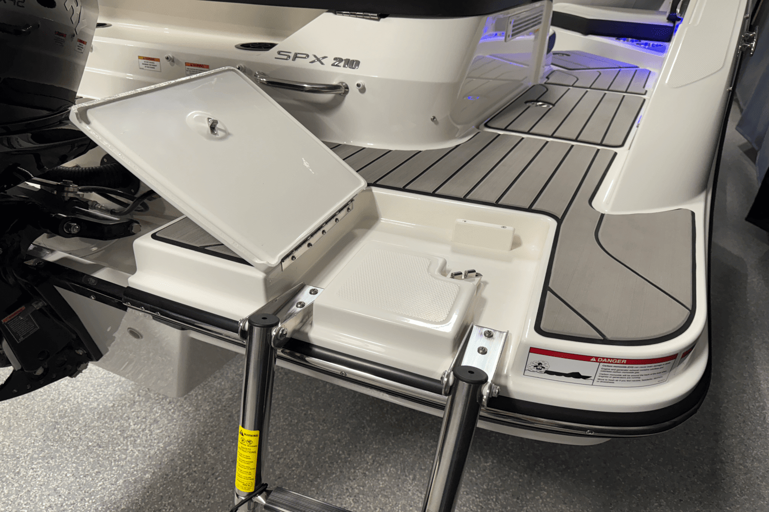 2025 Sea Ray SPX 210 Outboard Image Thumbnail #22