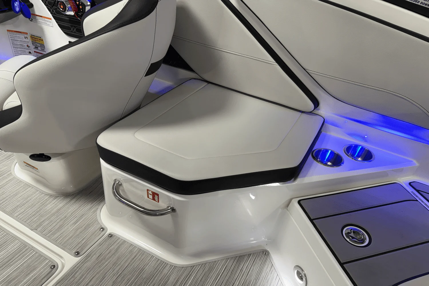 2025 Sea Ray SPX 210 Outboard Image Thumbnail #34