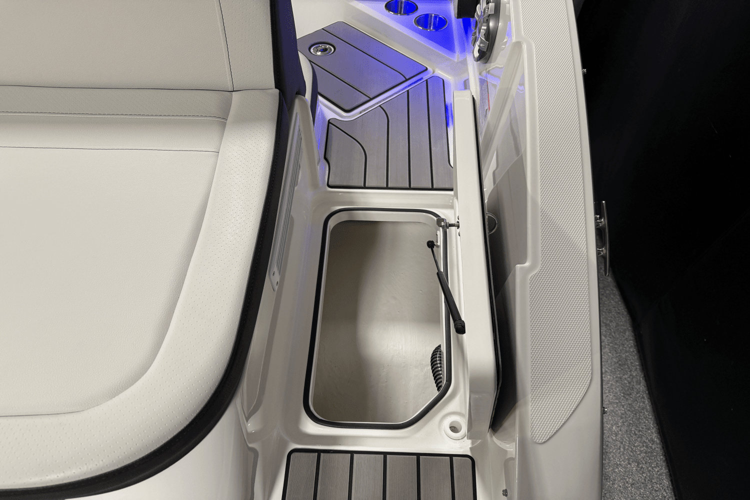 2025 Sea Ray SPX 210 Outboard Image Thumbnail #26