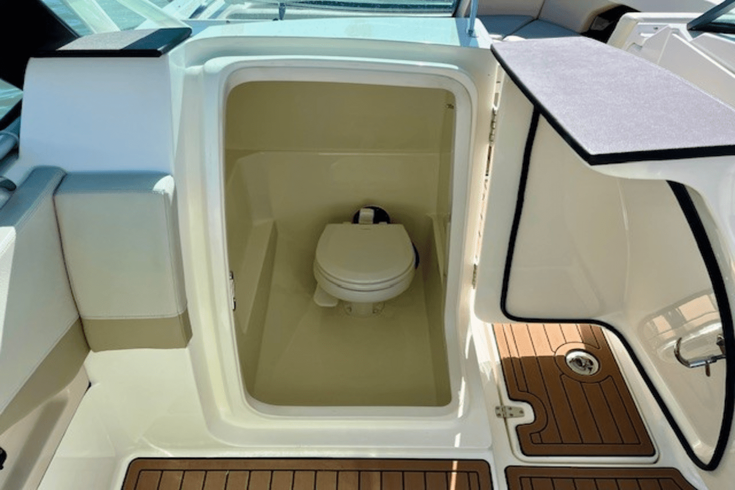 2021 Boston Whaler 240 VANTAGE Image Thumbnail #16