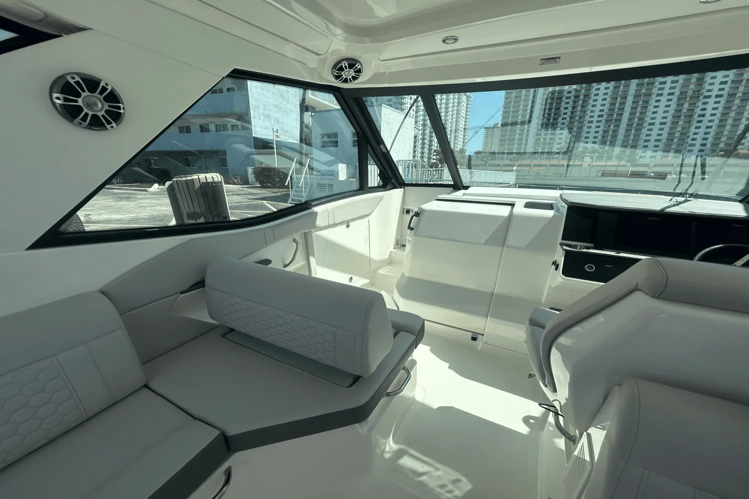 2023 Sea Ray 320 DA OB Image Thumbnail #39