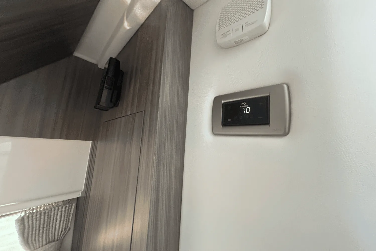 2023 Sea Ray 320 DA OB Image Thumbnail #3