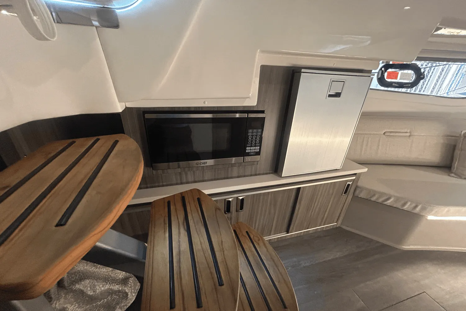 2023 Sea Ray 320 DA OB Image Thumbnail #11