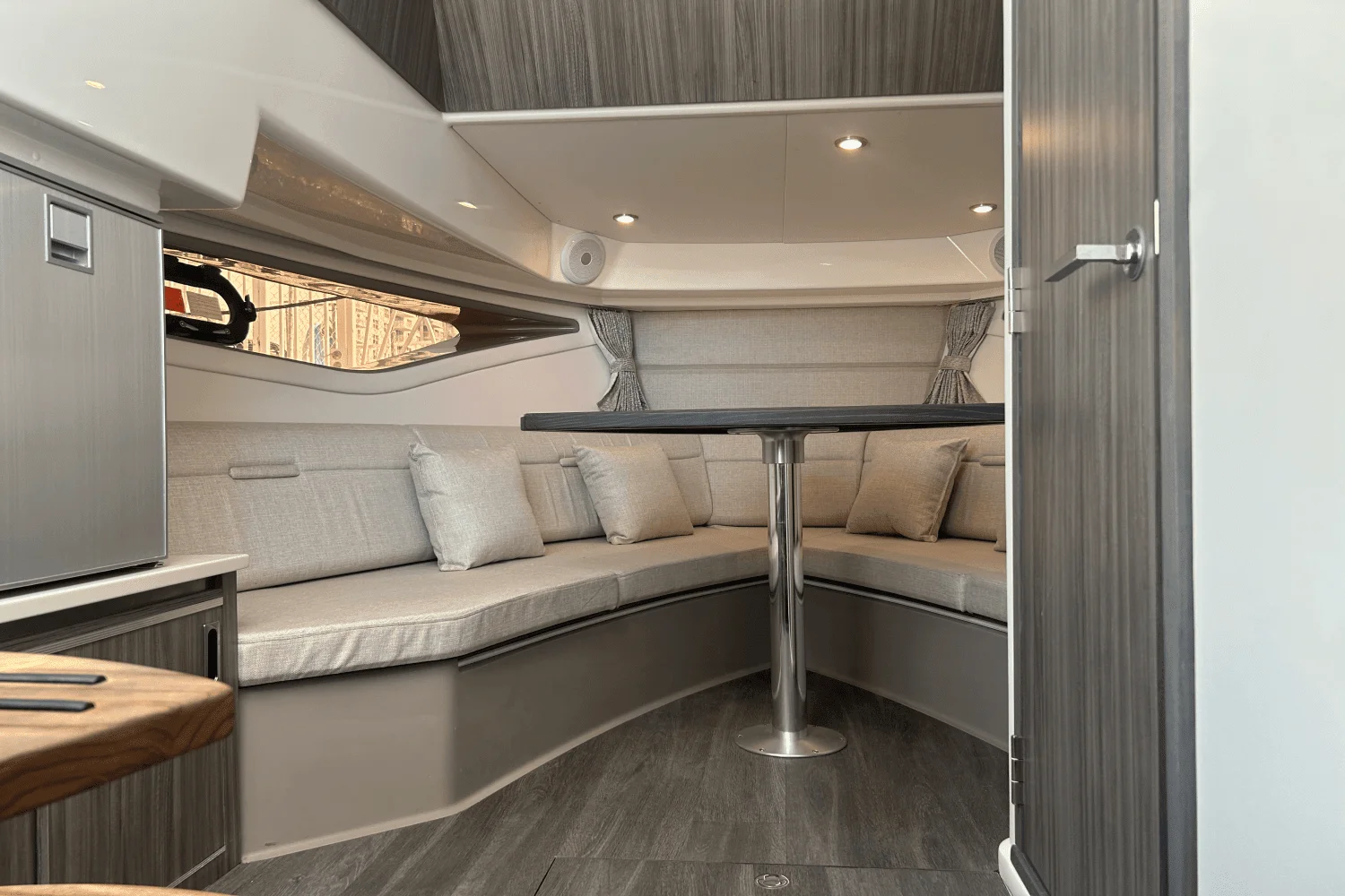 2023 Sea Ray 320 DA OB Image Thumbnail #15