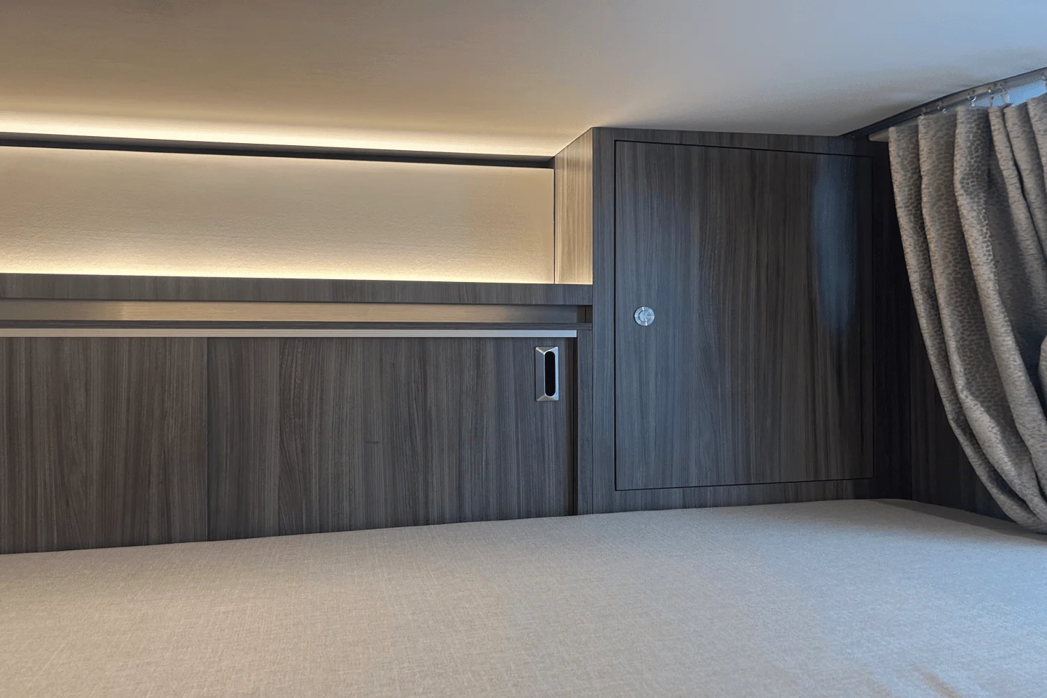 2023 Sea Ray 320 DA OB Image Thumbnail #16