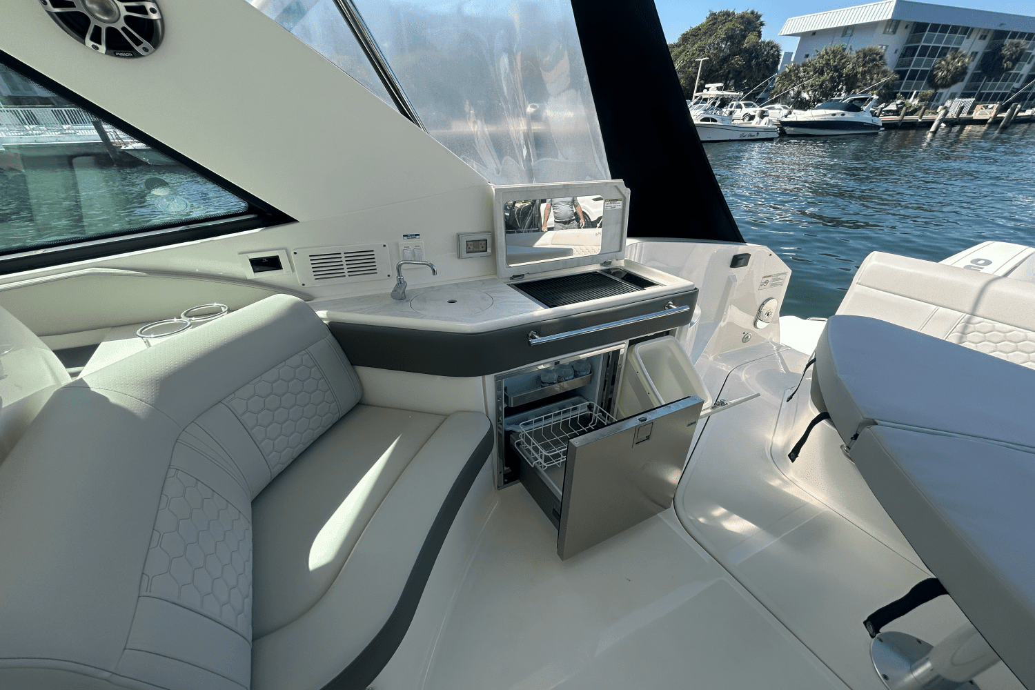 2023 Sea Ray 320 DA OB Image Thumbnail #43