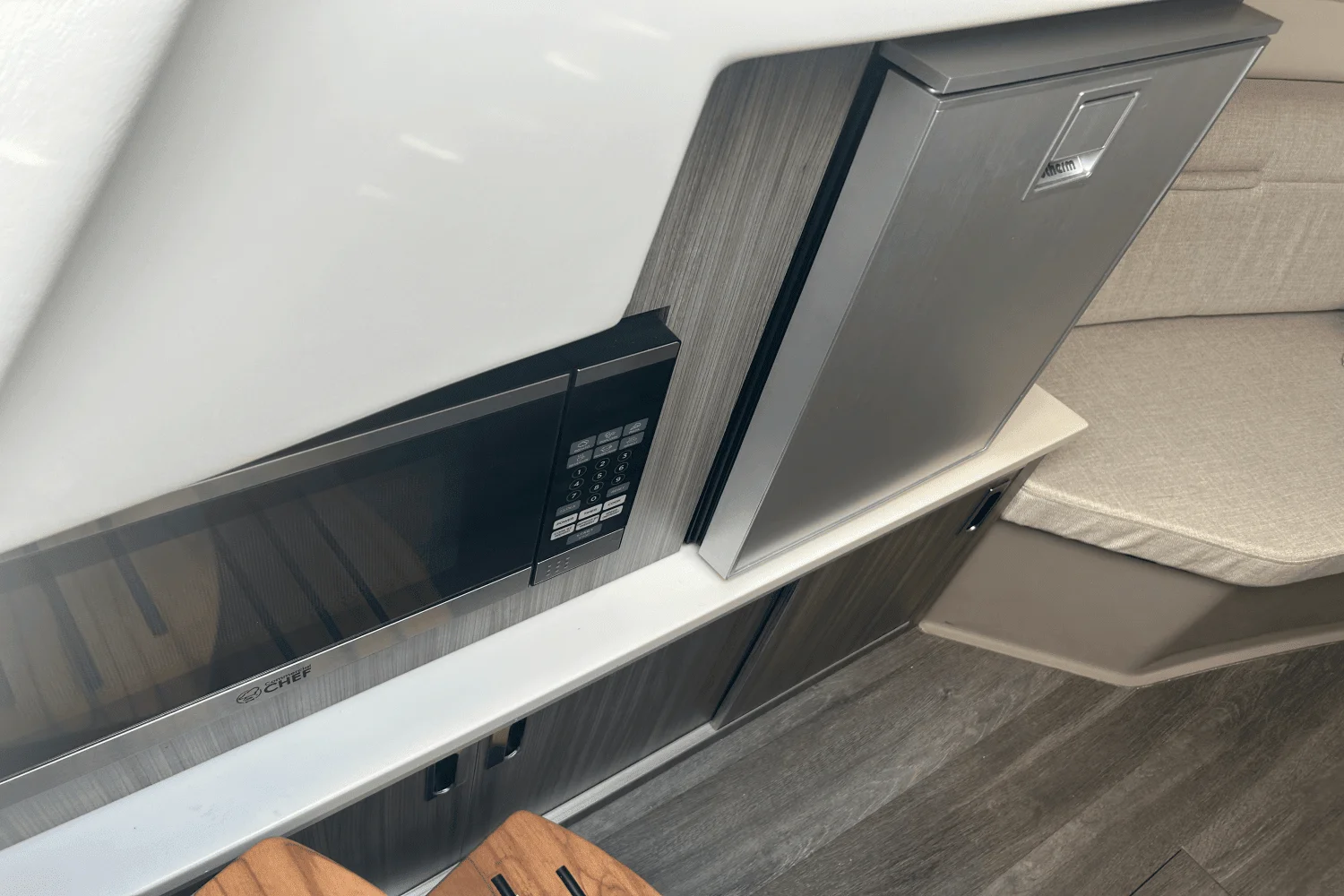 2023 Sea Ray 320 DA OB Image Thumbnail #25