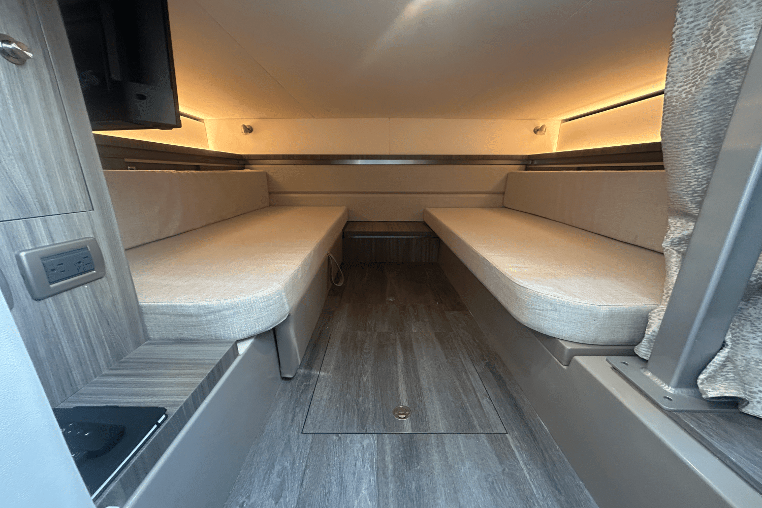 2023 Sea Ray 320 DA OB Image Thumbnail #14