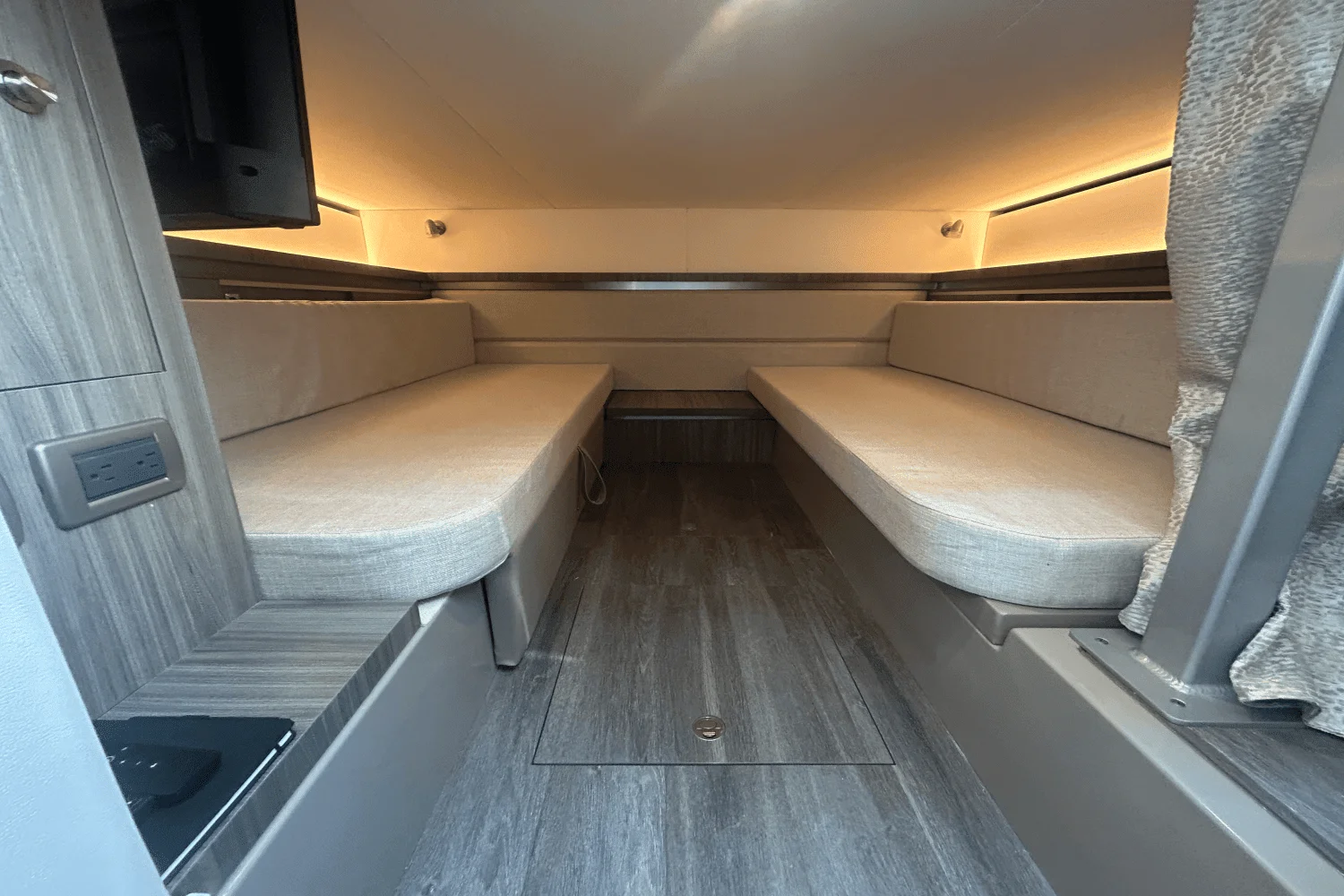 2023 Sea Ray 320 DA OB Image Thumbnail #14