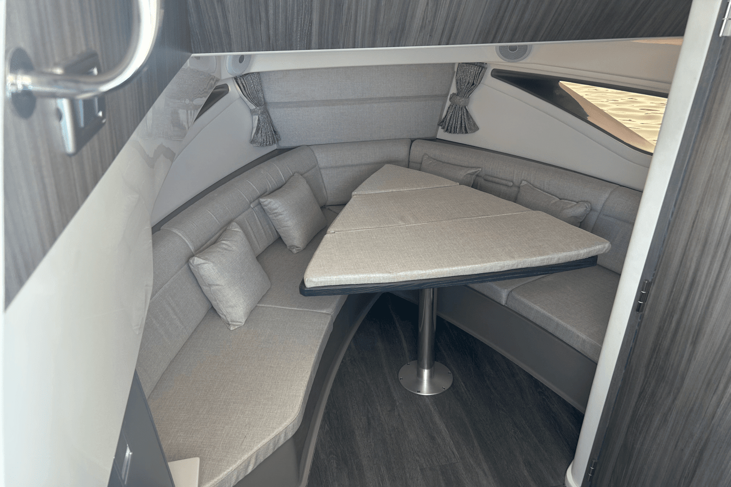 2023 Sea Ray 320 DA OB Image Thumbnail #27