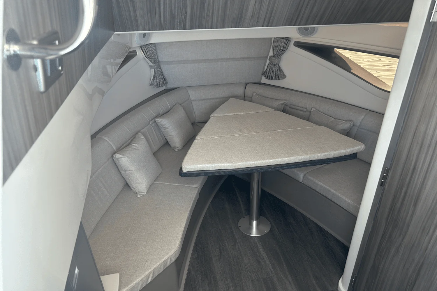 2023 Sea Ray 320 DA OB Image Thumbnail #27