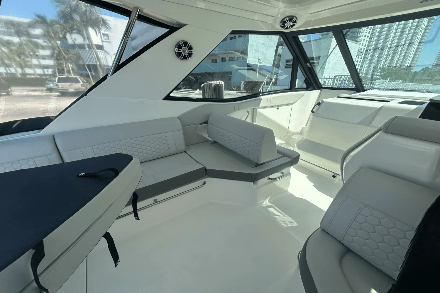 2023 Sea Ray 320 DA OB Image Thumbnail #40