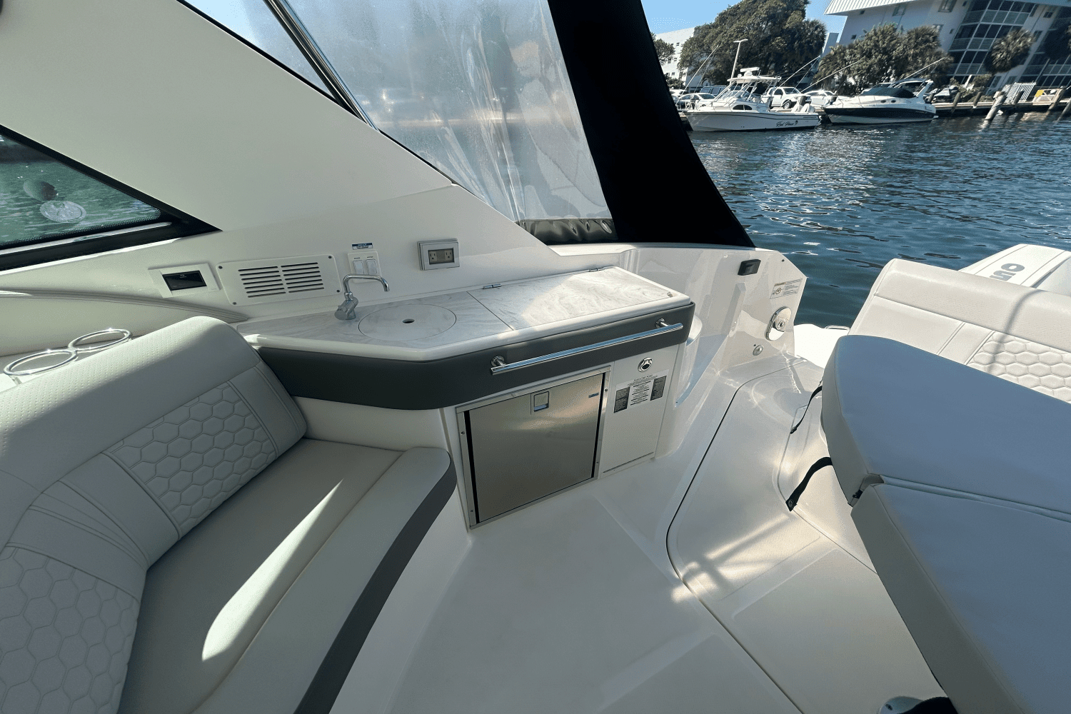 2023 Sea Ray 320 DA OB Image Thumbnail #44