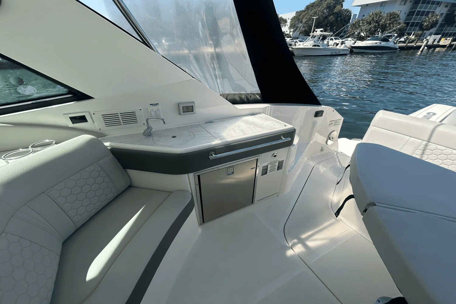 2023 Sea Ray 320 DA OB Image Thumbnail #44