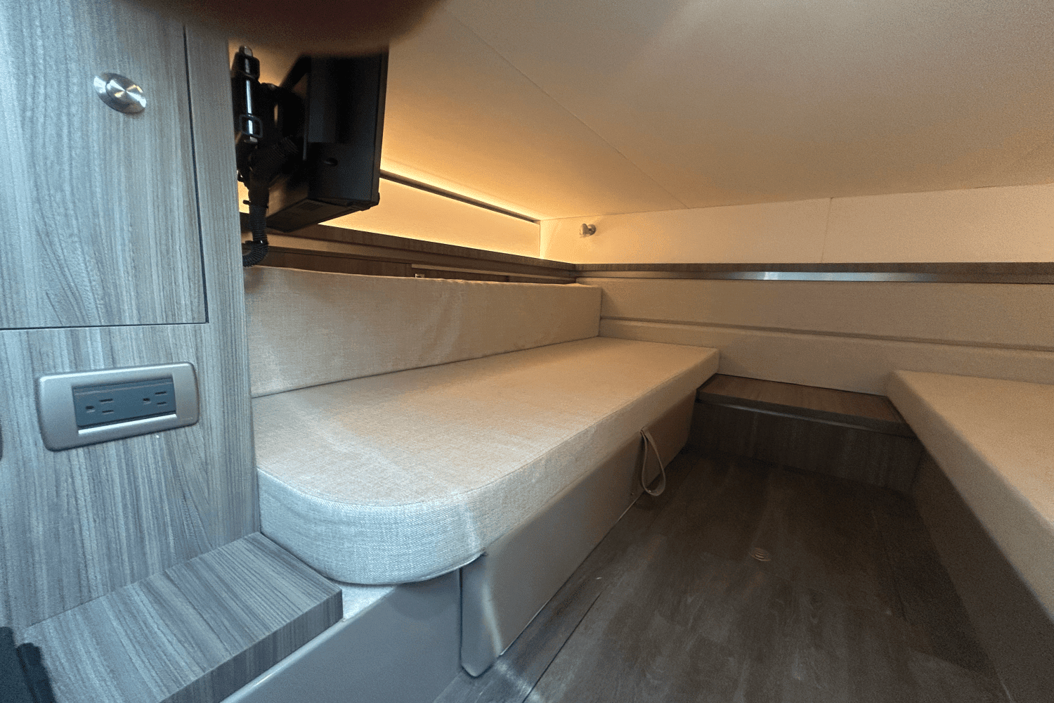 2023 Sea Ray 320 DA OB Image Thumbnail #13