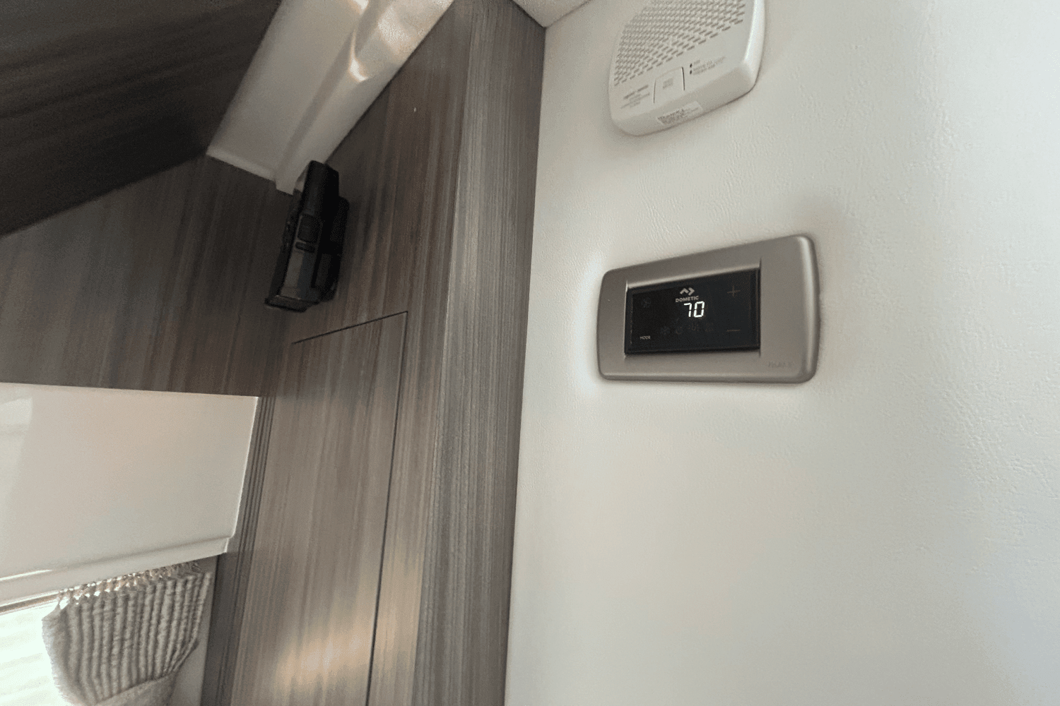 2023 Sea Ray 320 DA OB Image Thumbnail #3