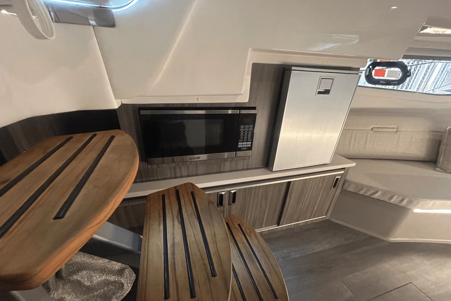 2023 Sea Ray 320 DA OB Image Thumbnail #11