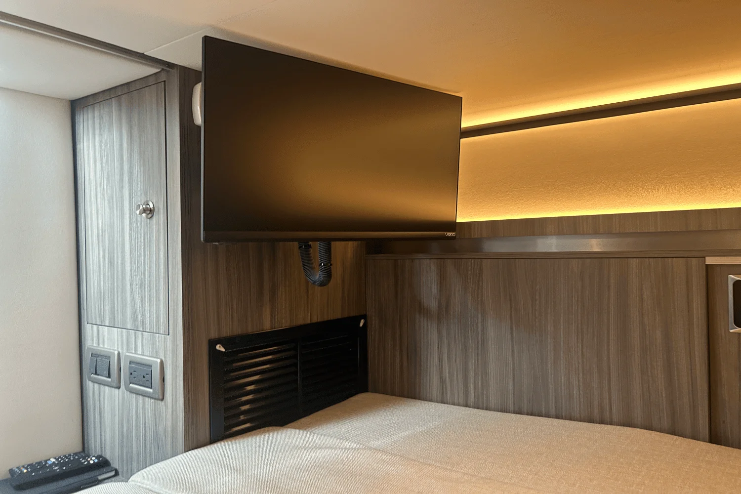 2023 Sea Ray 320 DA OB Image Thumbnail #19