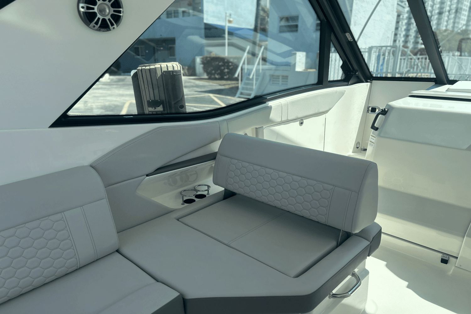 2023 Sea Ray 320 DA OB Image Thumbnail #38