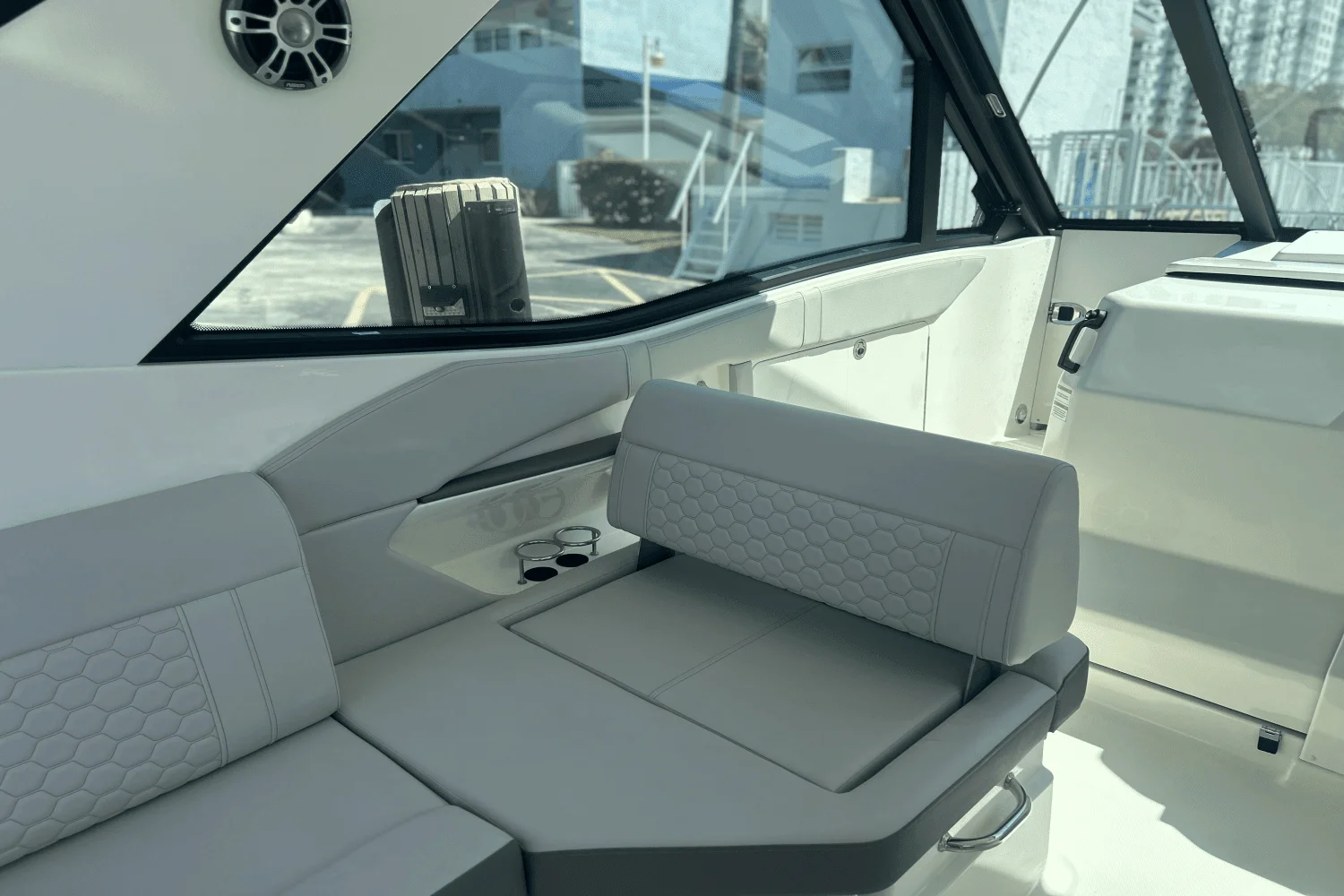 2023 Sea Ray 320 DA OB Image Thumbnail #38