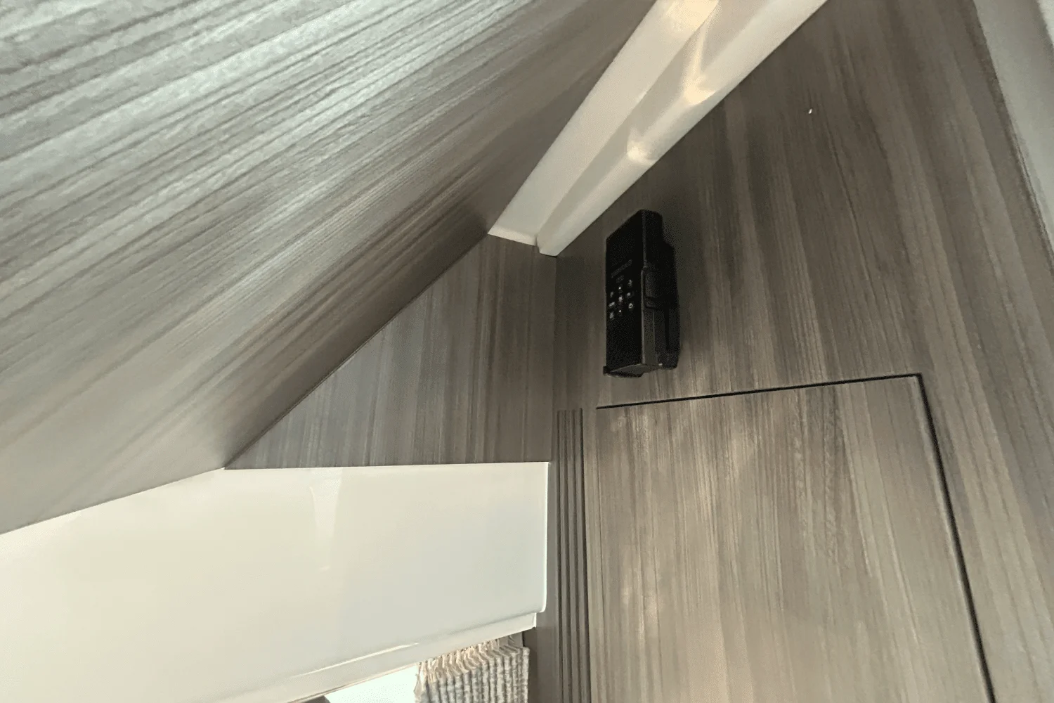 2023 Sea Ray 320 DA OB Image Thumbnail #9