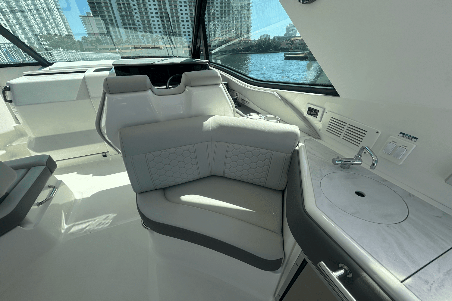2023 Sea Ray 320 DA OB Image Thumbnail #42