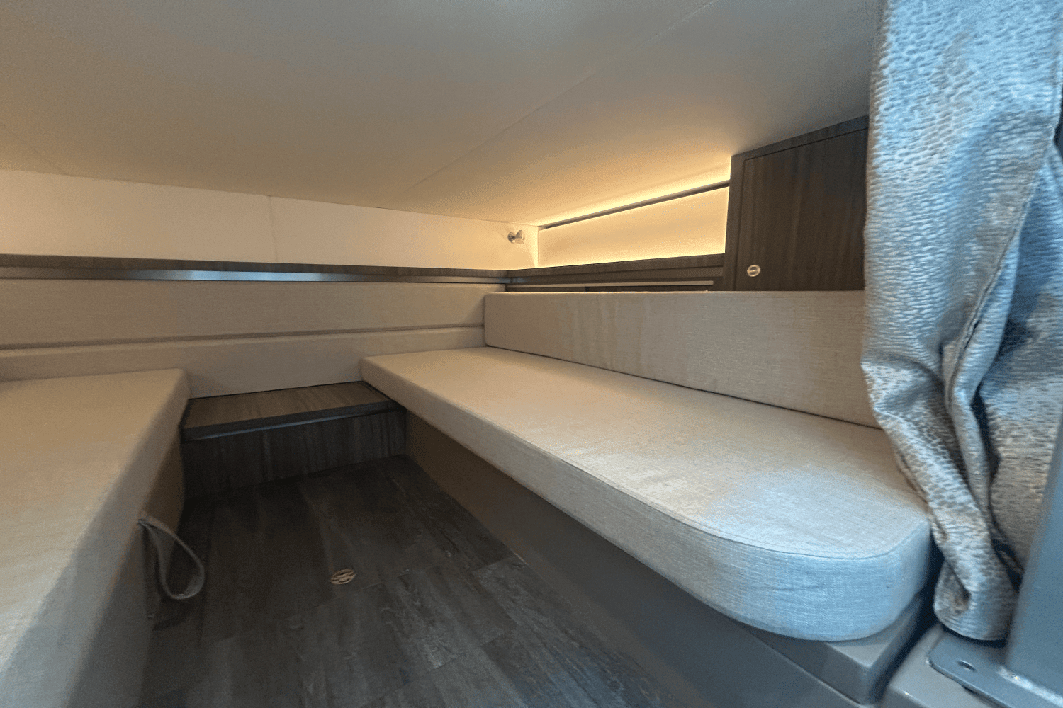 2023 Sea Ray 320 DA OB Image Thumbnail #12