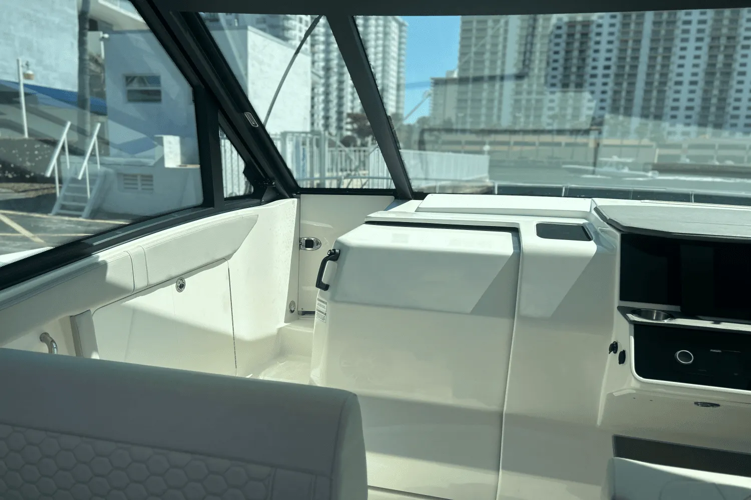 2023 Sea Ray 320 DA OB Image Thumbnail #37