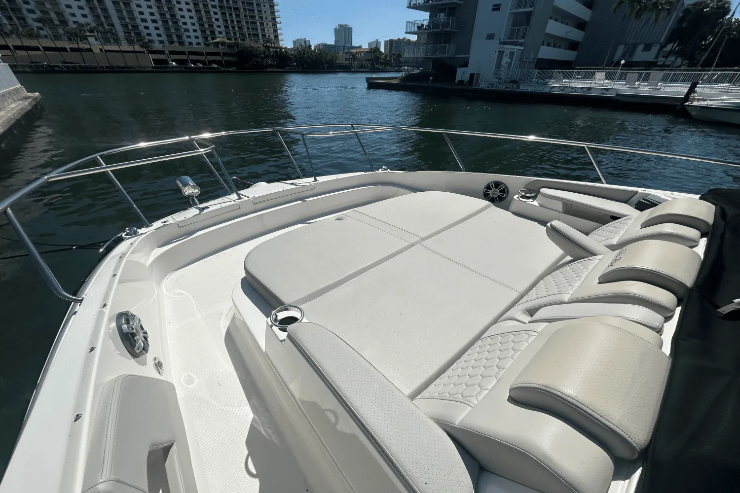 2023 Sea Ray 320 DA OB Image Thumbnail #7